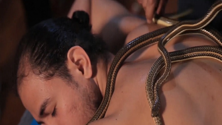 در مصر برای ماساژ انسان از مار استفاده می‌شود